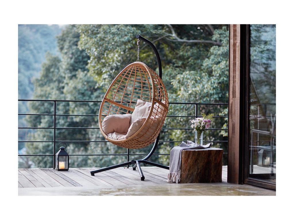 Fauteuil suspendu beige / noir en résine tressée façon rotin Lysvia QRKX80321