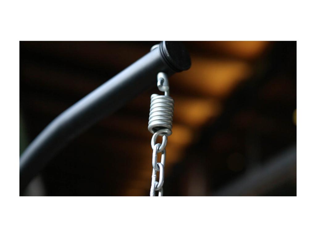 Fauteuil suspendu beige / noir en résine tressée façon rotin Lysvia QRKX80321